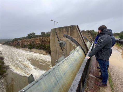 Abierta Una Compuerta Del Embalse Del Guadiloba Por Cuestiones De