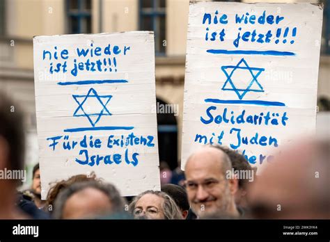 Nie Wieder Ist Jetzt Plakate Bei Pro Israel Demo Auf Dem Odeonsplatz