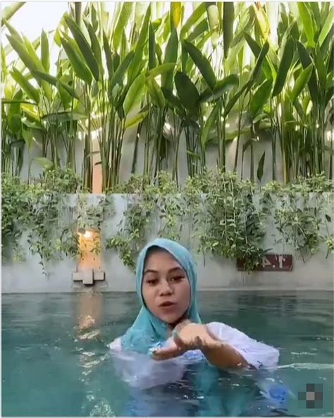 10 Latest Photos Of Cimoy Montok Who Is Now Wearing Hijab More