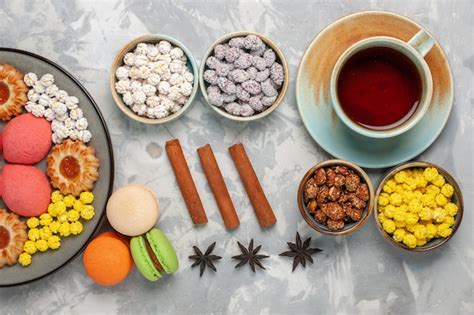 Vista superior de pequeños pasteles deliciosos con té de galletas y