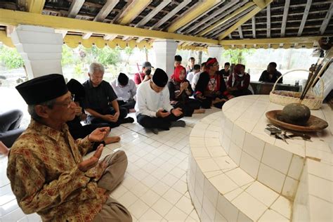 Ganjar Berziarah Ke Makam Batoro Katong Pendiri Ponorogo Jpnn Jatim