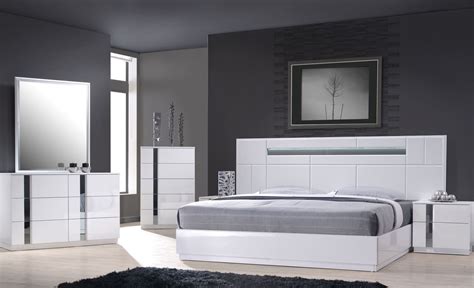 Palermo White Lacquer Platform Bedroom Set from J&M (17853-Q) | Coleman ...