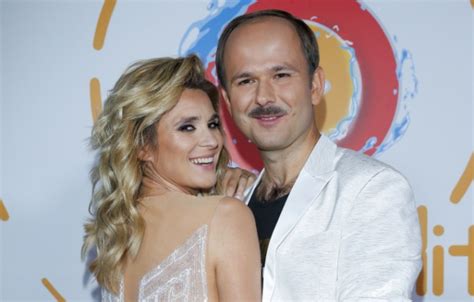 Kajra w bikini w otoczeniu morskich fal Co za ciało Żona Sławomira zachwyca wyglądem WIDEO