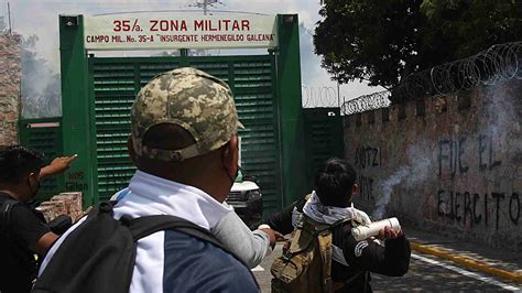 Con Rocas Y Petardos Normalistas Protestan En Cuartel Militar Por