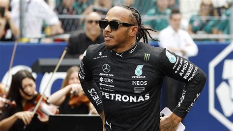 Lewis Hamilton a negat orice contact cu Ferrari și a făcut un anunț