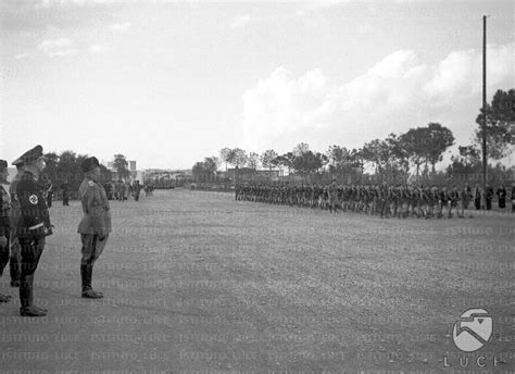 Mussolini In Divisa Della Milizia Assiste Alla Sfilata Di Balilla Al