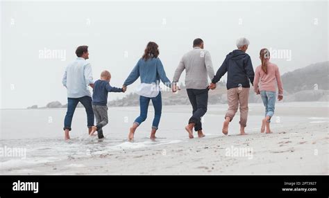 Liebe Wandern und Familie halten Hände am Strand verbinden oder