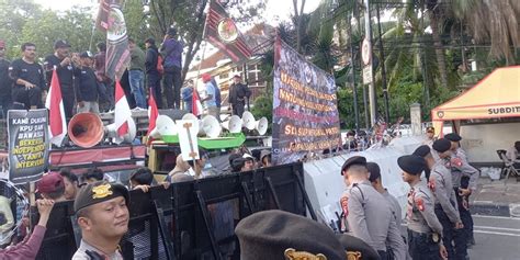 Massa Pro Dan Kontra Hasil Pemilu Sama Sama Demo Di Depan Kpu