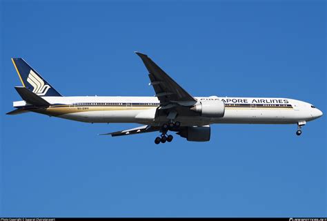 V Swh Singapore Airlines Boeing Er Photo By Suparat