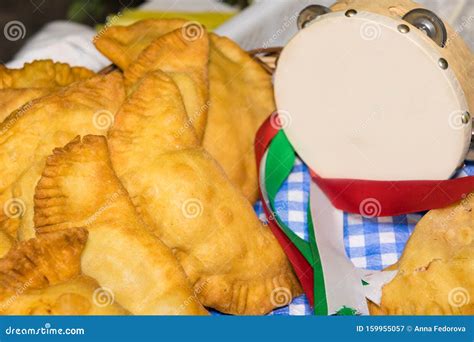 Puglia Panzerotti Fritti In Un Cestino Fatto Con Salsa Di Pomodoro