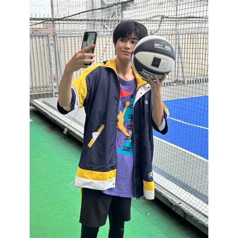 西垣匠さんのインスタグラム写真 西垣匠instagram「🏀⛹️ 2 ⁡ 「tvlife」本日発売です！ ⁡ 連載企画「sho Time」第4回は 「バスケットボール 実践編」！ ⁡