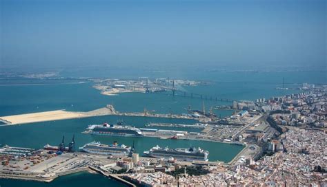 Un conductor borracho se estampa contra siete coches aparcados en Cádiz