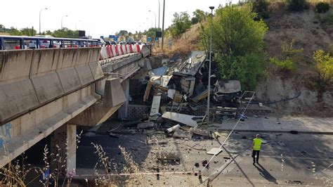 Un Accidente En La A 1 Obliga A Cortar Durante Horas Una Calle De