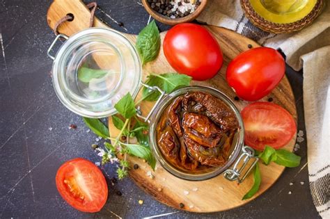 Tomates Secados Al Sol Con Aceite De Oliva En Un Frasco Sobre Piedra