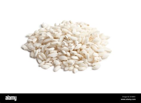 Sin Cocer El Arroz Arborio Sobre Fondo Blanco Fotograf A De Stock Alamy