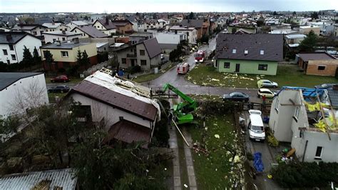 Wichury w Polsce Zerwane dachy powalone drzewa tysiące odbiorców bez