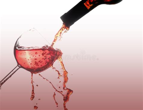 Celebre Con El Vino Rojo En El Chapoteo De Cristal Aislado En Blanco