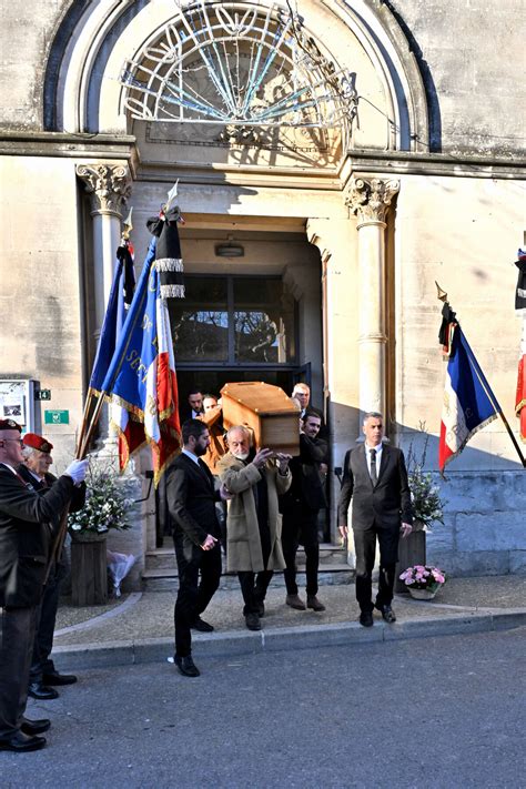 Photo Illustration Lors Des Obs Ques De Guy Marchand En L Glise