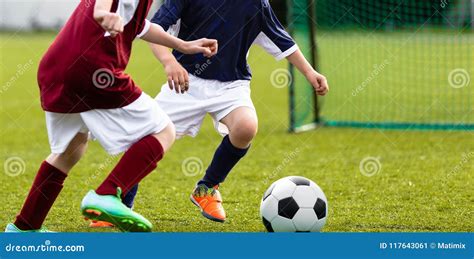 Gioco Di Calcio Dei Bambini Bambini Che Danno Dei Calci Al Pallone Da