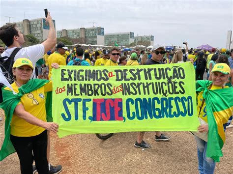 Manifestantes A Favor De Bolsonaro Carregam Faixas Frases