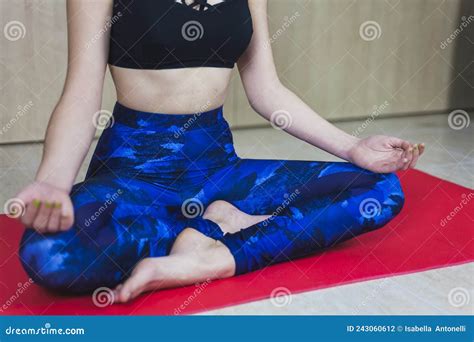 Jeune Blonde Sportive Pratiquant Le Yoga Photo Stock Image Du Pratique Int Rieur