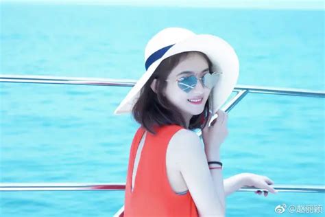 Zhao Liying Poses For Photos While On Vacation Dramapanda