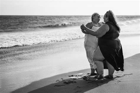 Além Do Tamanho Mulheres Dançando Na Praia Se Divertindo Durante As