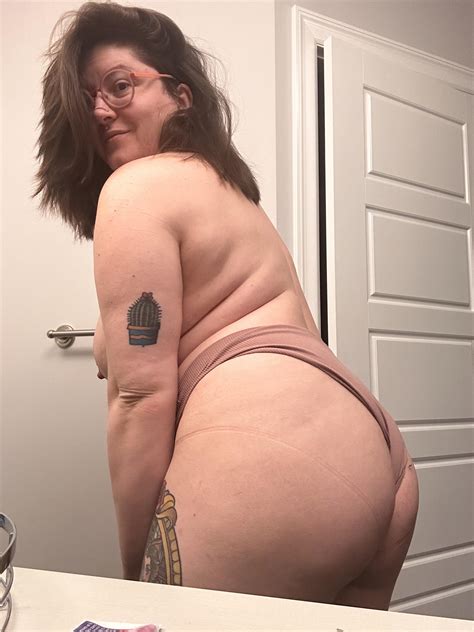 Curvy MILF Ass For The Taking R CanadaMilf