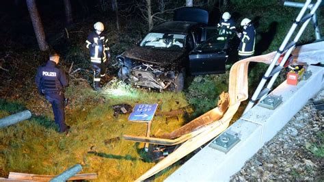 Verl Gütersloh Fahrer rast mit 7er BMW in Wald und kracht sechs Meter