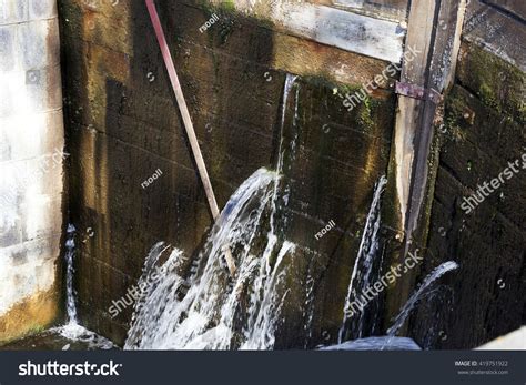 Dam Leak Gambar Foto Stok Vektor Shutterstock