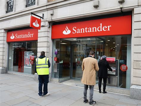 Santander closing branches puts over a thousand jobs at risk | Morning Star