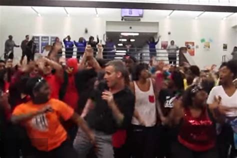 Coolest Teacher Ever Leads Students in "Uptown Funk" Dance [VIDEO]