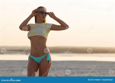 Modelo Sexy En La Cima De Los Cultivos Y Bragas De Bikini En La Playa Foto De Archivo Imagen