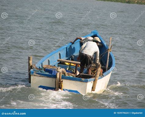 Barcos De Pesca Alineados A Lo Largo De La Orilla La India Karnataka