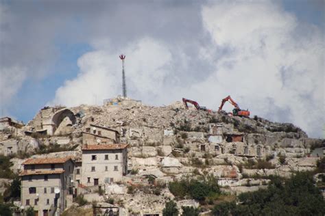 Castelluccio Demolite Le Ultime Case Il Globo