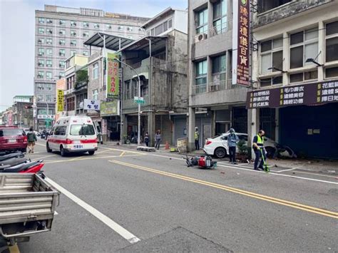 （車禍救援片）苗栗自小客車失控連環撞 釀3人受傷送醫