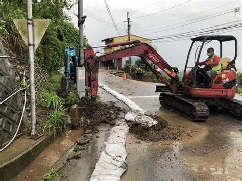 彰化縣公益頻道基金會 彰化縣花壇鄉三芬路近139線大彰路處路面崩塌 為了安全禁止車輛通行 崩塌處到台灣民俗村路段道路封閉