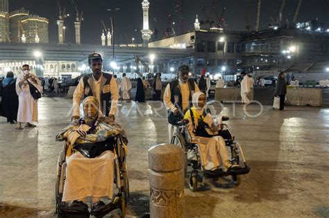 Pendorong Kursi Roda Resmi Di Masjidil Haram ANTARA Foto