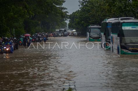 Jalan Soekarno Hatta Bandung Putus Akibat Banjir Antara Foto