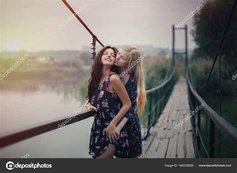 Couple Lesbien Ensemble Plein Air Concept Photo De Stock Par