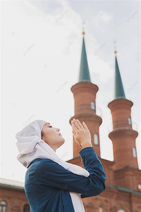 一名身著祈禱服戴頭巾的穆斯林婦女在清真寺的背景下進行齋戒並向真主祈禱 照片背景圖桌布圖片免費下載 Pngtree