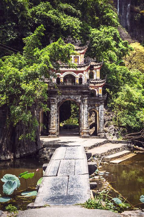 Vietnam, Bich Dong Pagoda in Ninh Binh, Trung Pagoda, middle pagoda ...