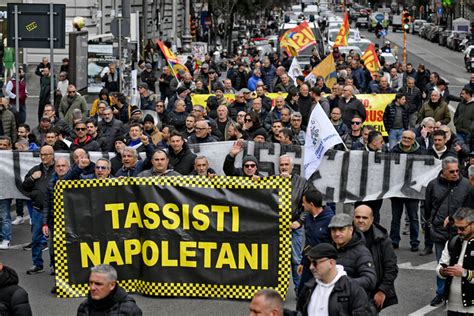 Tassisti Napoli No A Multinazionali Abusivi E Costi Primopiano Ansait