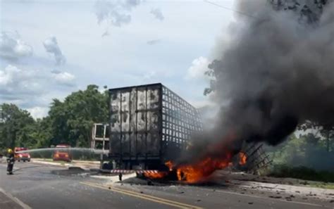 Motorista Morre Ap S Caminh Es Baterem De Frente E Pegarem Fogo Na Br