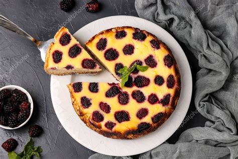 Tarta Casera De Reques N Con Moras Situada Sobre Un Fondo Oscuro