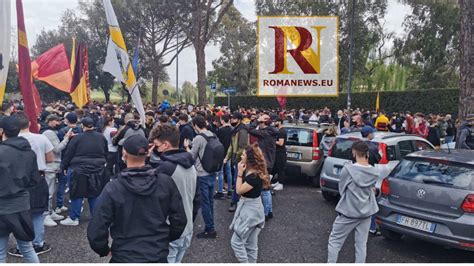 Manchester United Roma Tifosi A Trigoria Ad Incitare La Squadra