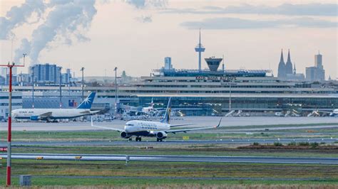 Streik am Flughafen Düsseldorf und Köln Bonn hunderte Flüge fallen aus