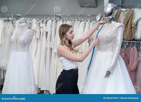 Medida De Uso Do Alfaiate Feminino Para Medir O Novo Vestido De Noiva