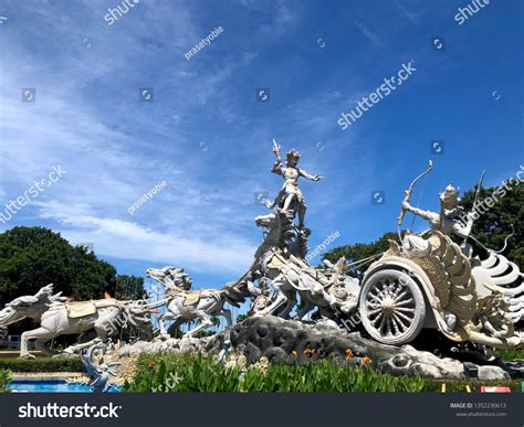 patung satria gatotkaca shutterstock