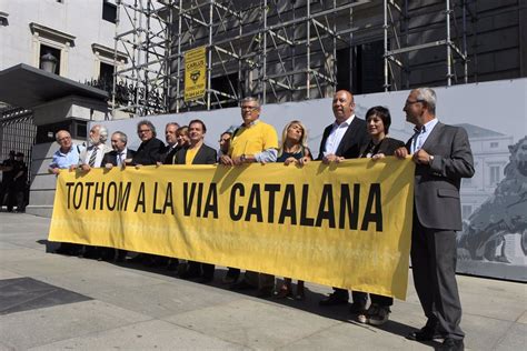 El Acto De Apoyo A La Vía Catalana Frente Al Congreso Reúne Solo Al